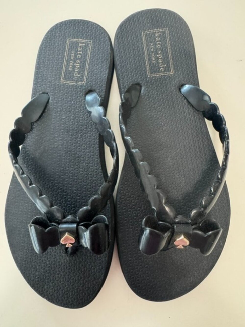 NWOT Kate Spade Denise Black Bow Flip Flop Sandals, Size 7